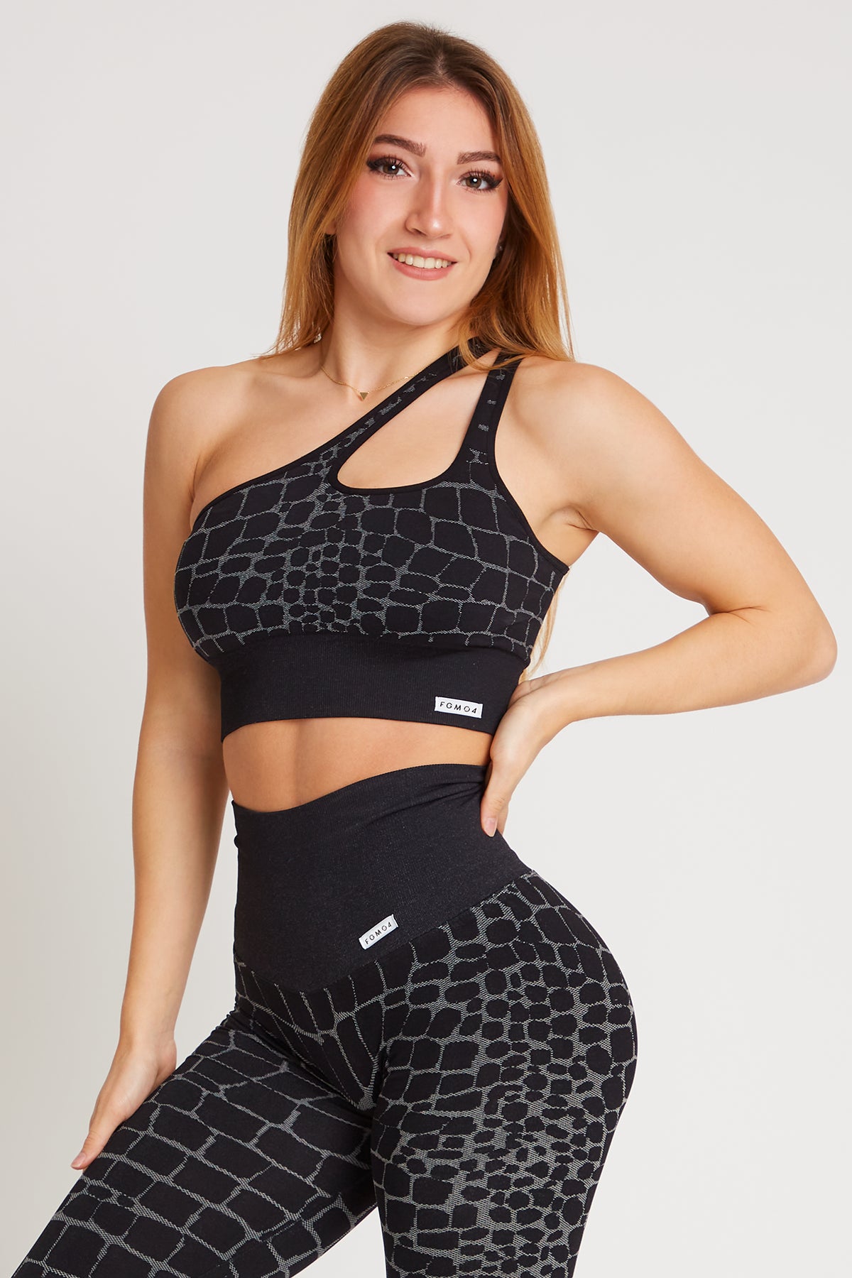 Your Go-To Yoga Outfits Now More Affordable Top Monospalla Cocco Nero